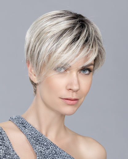 Perruque femme Jump Mono d’Ellen Wille, coupe courte asymétrique avec volume sur un côté. Convient aux femmes avec pelade ou alopécie. Style moderne et naturel pour un look chic et dynamique au quotidien.
