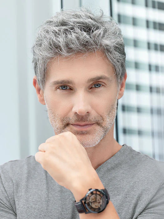 Perruque homme Justin d’Ellen Wille, coupe courte classique avec confort exceptionnel. Adaptée aux hommes avec pelade ou alopécie. Front en dentelle pour une ligne de cheveux invisible. Dessus en monofilament pour varier facilement la raie et créer plusieurs styles.