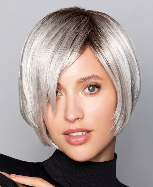 Perruque femme Kate Lace, courte et lisse, élégante et naturelle, idéale pour masquer l’alopécie avec style et discrétion.