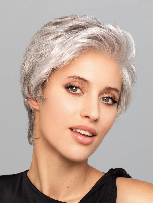 La perruque femme Light Lace Comfort offre une coupe courte chic, parfaite pour dissimuler alopécie ou pelade avec style.
