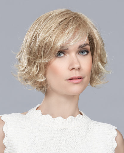 Perruque femme Like Mono Part d’Ellen Wille, coupe courte élégamment effilée avec carré naturel. Adaptée aux femmes avec pelade ou alopécie. Frange sur le côté pour mettre en valeur le visage et ajouter style et raffinement au quotidien.