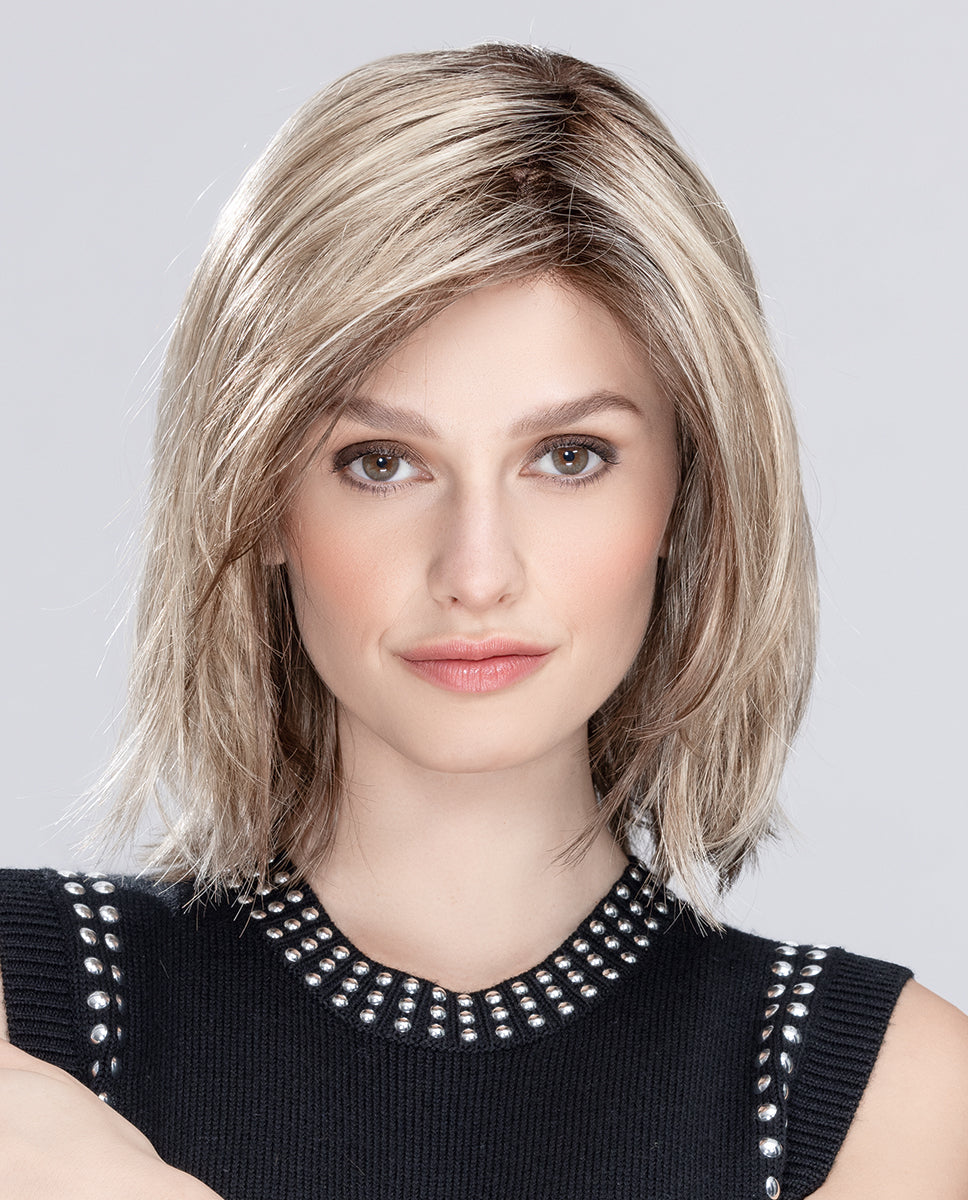 Perruque femme Limit Mono Part d’Ellen Wille, longueur épaule et look tendance. Parfaite pour les femmes avec pelade ou alopécie. Bordure en dentelle et raie en mono-filament pour ligne de cheveux naturelle et style plein de caractère.