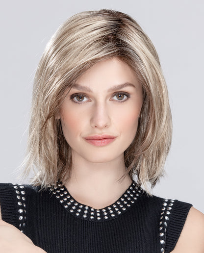 Perruque femme Limit Mono Part d’Ellen Wille, longueur épaule et look tendance. Parfaite pour les femmes avec pelade ou alopécie. Bordure en dentelle et raie en mono-filament pour ligne de cheveux naturelle et style plein de caractère.