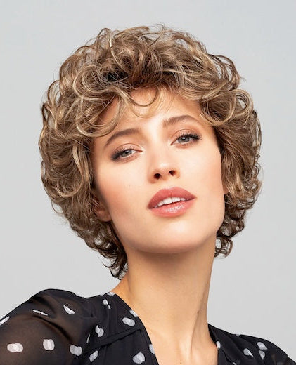 Perruque femme Long Classic Lady Gisela Mayer, courte et bouclée, parfaite pour alopécie avec style moderne et élégant.
