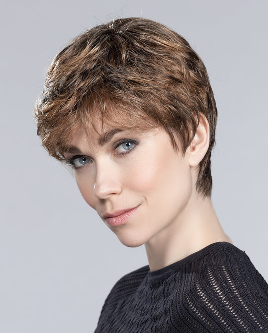 Perruque femme Mia Mono d’Ellen Wille, coupe courte, dynamique et féminine. Adaptée aux femmes avec pelade ou alopécie. Dessus effilé pour volume naturel et style élégant, prête à porter facilement au quotidien.