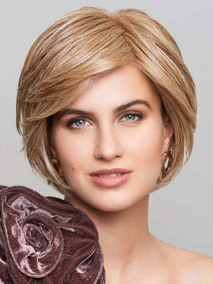 Perruque femme Nature Stage Mono Lace, mi-longue et raffinée, idéale pour masquer l’alopécie avec naturel et élégance.