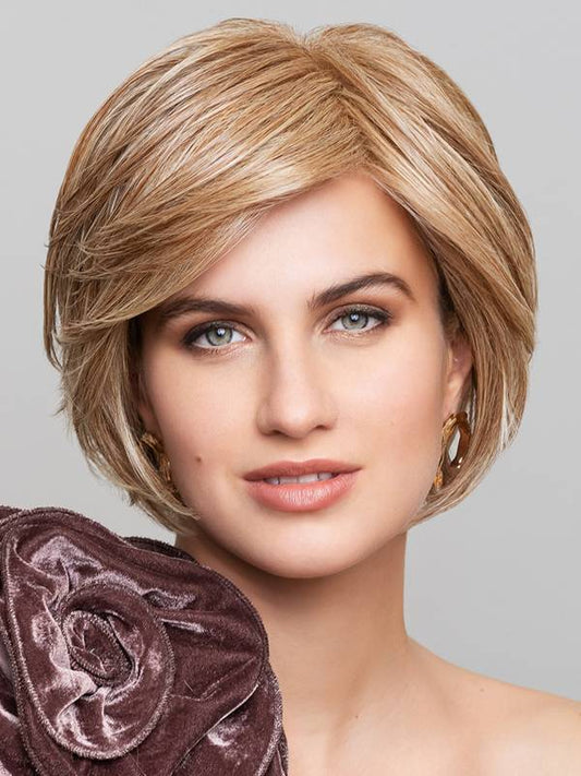 Perruque femme Nature Stage Mono Lace, mi-longue et raffinée, idéale pour masquer l’alopécie avec naturel et élégance.