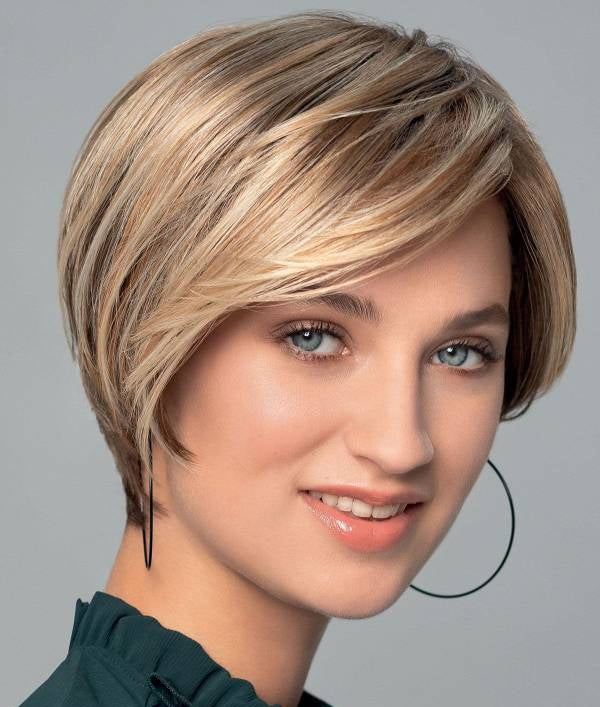 Perruque femme New Vicky, courte et chic, idéale pour dissimuler la pelade ou l’alopécie avec élégance et naturel.