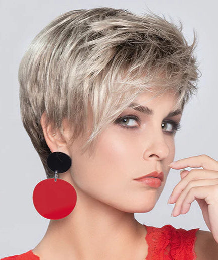 Charmante et asymétrique, cette perruque courte cache efficacement la perte de cheveux liée à pelade ou chimiothérapie, tout en restant élégante.