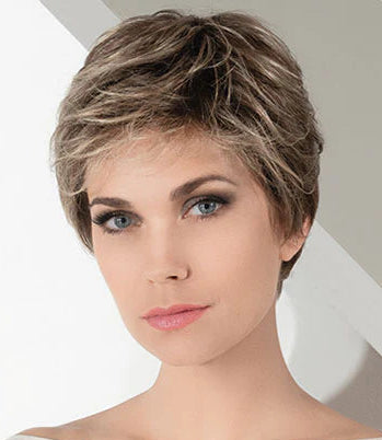 La perruque Posh d’Ellen Wille convient pour pelade et alopécie, avec coupe courte, volume sur le dessus et rendu naturel élégant.