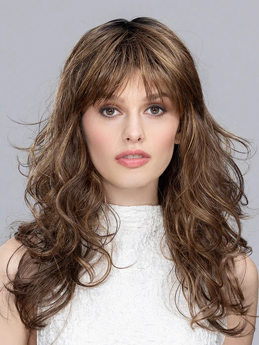 Perruque femme Pretty de Hair Power, ondulations élégantes pour volume et féminité. Adaptée aux femmes avec pelade ou alopécie. Frange droite pour mettre en valeur le regard et style charmant, prête à porter toute la journée.