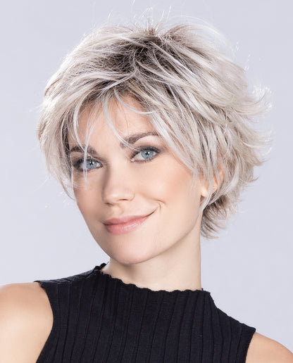 Perruque femme Relax d’Ellen Wille, coiffure naturelle et effilée avec dégradé. Adaptée aux femmes avec pelade ou alopécie. Chevelure pleine de mouvement pour un look soigné et élégant au quotidien.