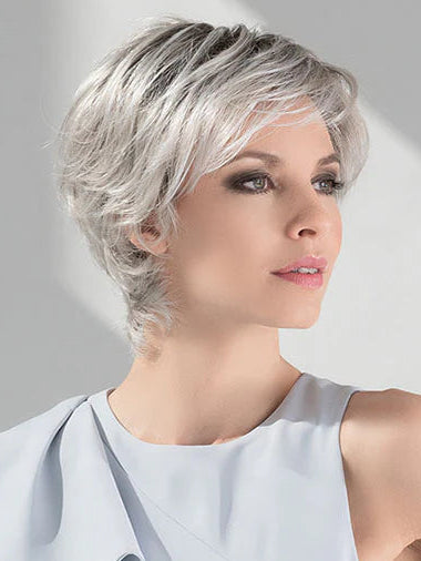 La perruque Satin d’Ellen Wille convient pour pelade et alopécie, avec dégradés élégants, dentelle et double mono-filament pour un style naturel.