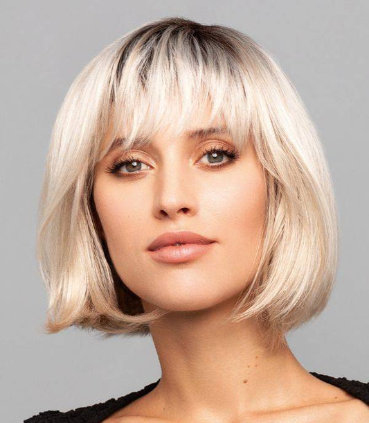Perruque femme Scarlett, carré mi-long avec frange, moderne et raffinée, parfaite pour masquer la pelade avec style.