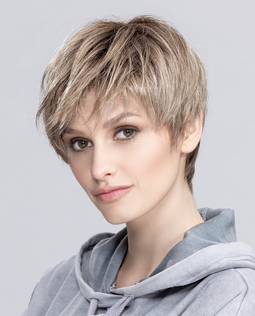 Perruque femme Seven Mono Part d’Ellen Wille, coupe courte et lisse pour un style moderne et jeune. Adaptée aux femmes avec pelade ou alopécie. Look élégant et adorable, facile à porter au quotidien.