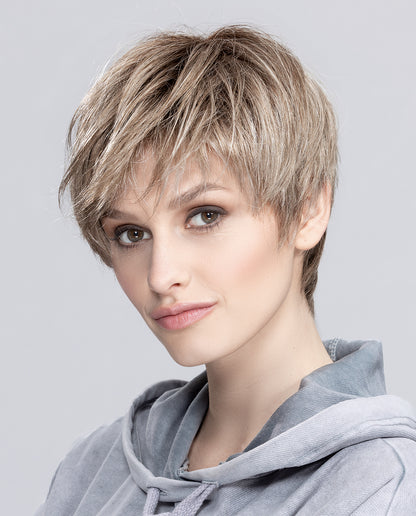 Perruque femme Seven Mono Part d’Ellen Wille, coupe courte et lisse pour un style moderne et jeune. Adaptée aux femmes avec pelade ou alopécie. Look élégant et adorable, facile à porter au quotidien.