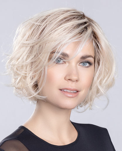 Perruque femme Sound Mono Part d’Ellen Wille, mi-longue et dégradée pour un style naturel et élégant. Adaptée aux femmes avec pelade ou alopécie. Effilée pour mouvement et discrétion au quotidien.
