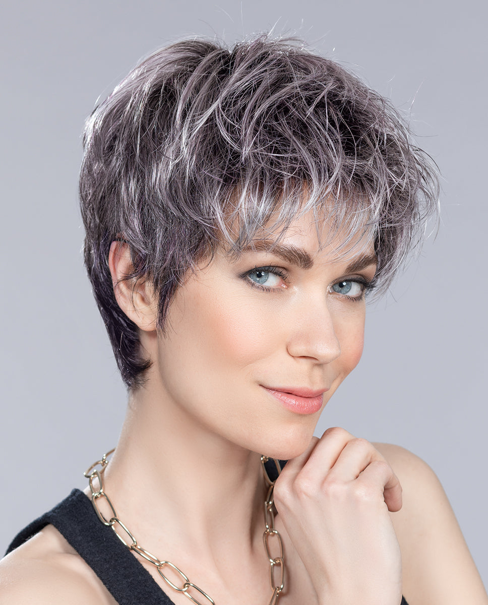 Perruque femme Stop Hi Tec d’Ellen Wille, coupe courte effilée et pleine de vitalité. Adaptée aux femmes avec pelade ou alopécie. Volume naturel à l’arrière pour un look jeune, moderne et facile à coiffer.