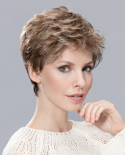 Perruque femme Sun Mono d’Ellen Wille, coupe courte dégradée et effilée pour volume naturel. Adaptée aux femmes avec pelade ou alopécie. Coiffage flexible vers l’avant ou l’arrière pour un style élégant au quotidien.