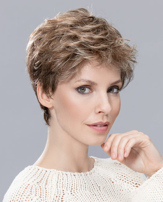 Perruque femme Sun Mono d’Ellen Wille, coupe courte dégradée et effilée pour volume naturel. Adaptée aux femmes avec pelade ou alopécie. Coiffage flexible vers l’avant ou l’arrière pour un style élégant au quotidien.