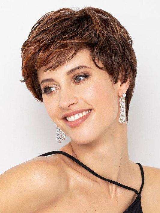 Adoptez un style dynamique et audacieux avec cette élégante coupe courte façon garçonne. Le modèle Sun Pixie, issu de la Sun Collection de Gisela Mayer, est idéal pour dissimuler harmonieusement une perte de cheveux grâce à sa superbe frange.

Pour modeler votre coiffure, rien de plus simple : utilisez vos doigts et un peu d'après-shampooing. Vous pourrez ainsi remodeler votre look à votre guise, selon vos envies !