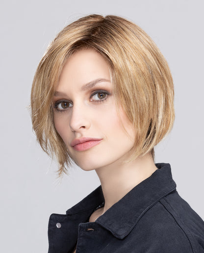 Perruque femme Talia Mono d’Hair Power, carré court avec nuque dégagée et frange latérale. Adaptée aux femmes avec pelade ou alopécie. Style moderne, féminin et contemporain pour un look tendance et élégant.