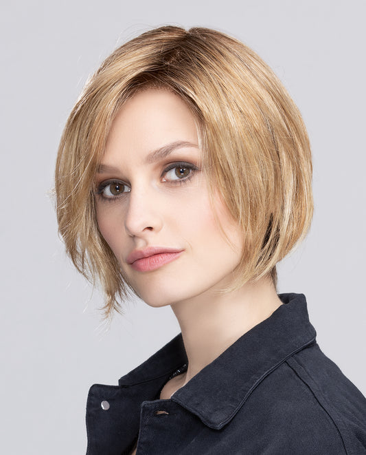 Perruque femme Talia Mono d’Hair Power, carré court avec nuque dégagée et frange latérale. Adaptée aux femmes avec pelade ou alopécie. Style moderne, féminin et contemporain pour un look tendance et élégant.