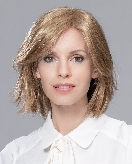 Perruque femme Tempo Large Deluxe d’Ellen Wille, mi-longue et légère en mono-filament fait main. Adaptée aux femmes avec pelade ou alopécie. Confort exceptionnel et effet naturel comme des cheveux réels.