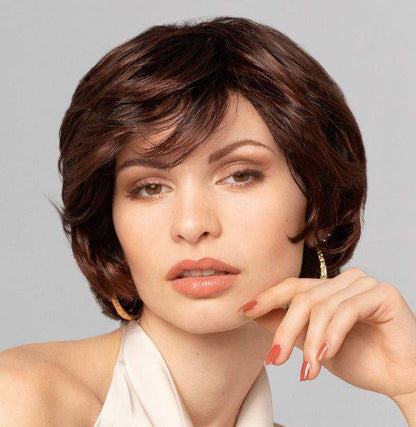 Perruque femme Torino, mi-longue et élégante, idéale pour masquer l’alopécie ou la pelade avec style et naturel.