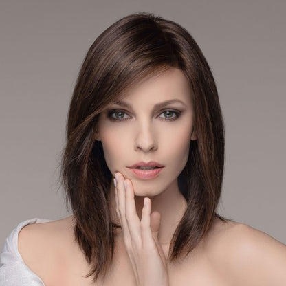 La perruque Trinity Plus d’Ellen Wille, mi-longue et lisse, sublime votre visage avec élégance, adaptée pour pelade et alopécie.
