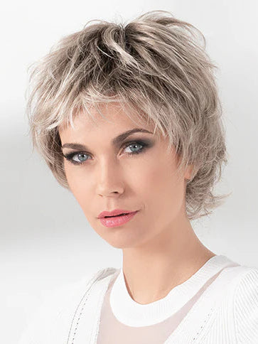 Vanity d’Ellen Wille, perruque courte en double monofilament, naturelle et confortable, adaptée pour pelade et alopécie avec style modulable.