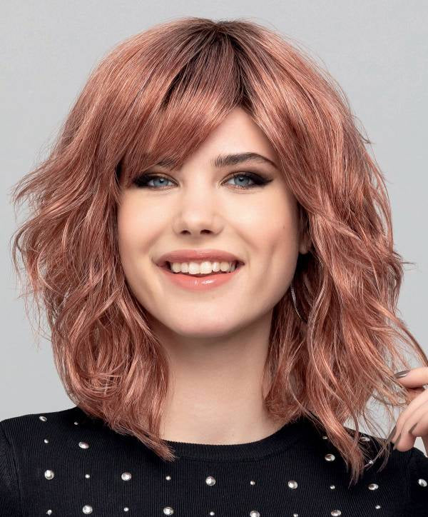 La perruque femme Vision Rock offre un carré long ondulé, parfait pour dissimuler alopécie ou pelade avec style.

