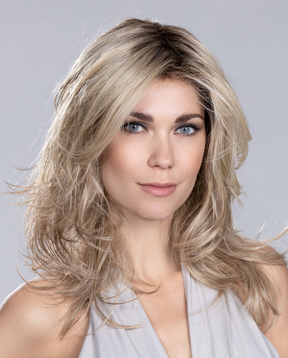 Perruque femme Voice, longue avec couches effilées pour un look jeune et tendance. Adaptée aux femmes avec pelade ou alopécie. Fibre thermorésistante pour coiffage facile selon vos envies.