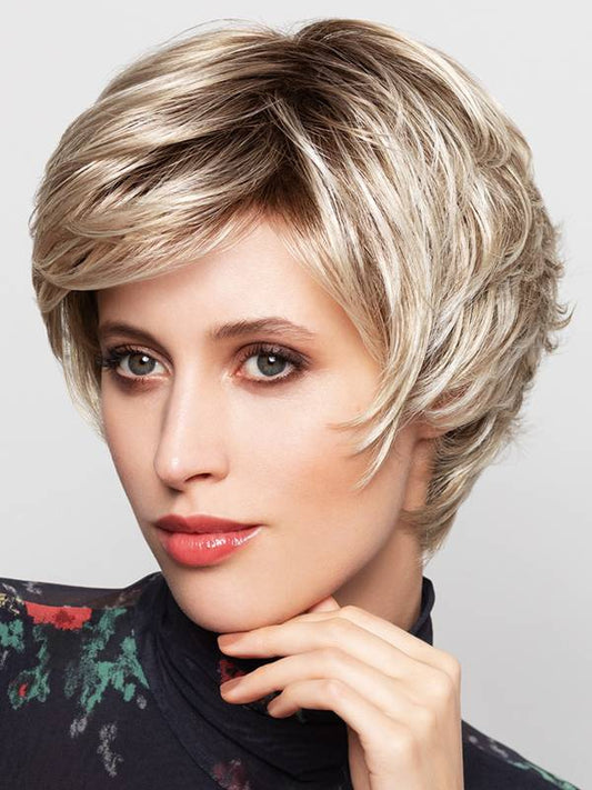 Perruque femme Wind, courte et volumineuse, pratique et élégante, idéale pour dissimuler l’alopécie avec naturel.