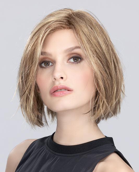 Perruque femme Young Mono Part, carré mi-long effilé avec tulle cinéma. Adaptée aux femmes avec pelade ou alopécie. Coiffage modulable pour un look chic et féminin.