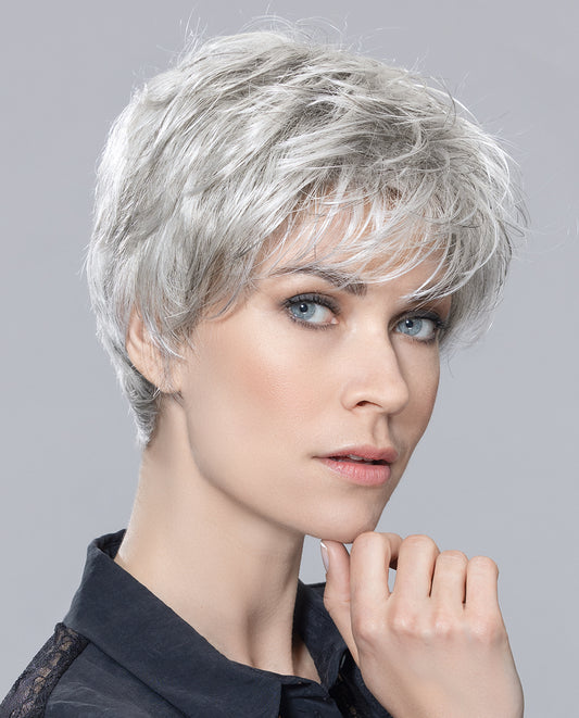 Perruque femme Ziza d’Hair Power, coupe courte chic et naturelle. Adaptée aux femmes avec pelade ou alopécie. Facile à coiffer, élégante pour toutes occasions.