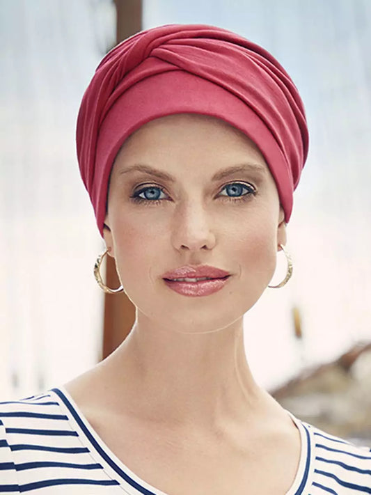 Turban femme chimio rouge Lipstick, base ajustée avec surplus de tissu pour volume et drapé élégant. Adapté aux femmes avec pelade ou alopécie. Style estival chic et confortable, parfait pour masquer la perte de cheveux tout en restant élégante