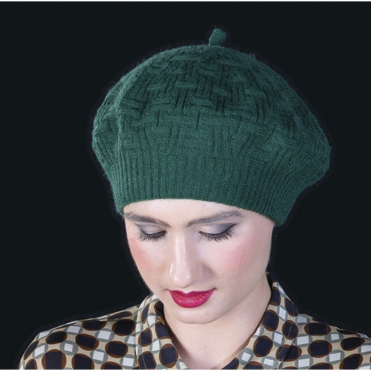 Ajoutez une french touch à votre look avec ce béret vert MM Paris, élégant et féminin, idéal pour camoufler une alopécie ou une perte de cheveux après chimiothérapie.