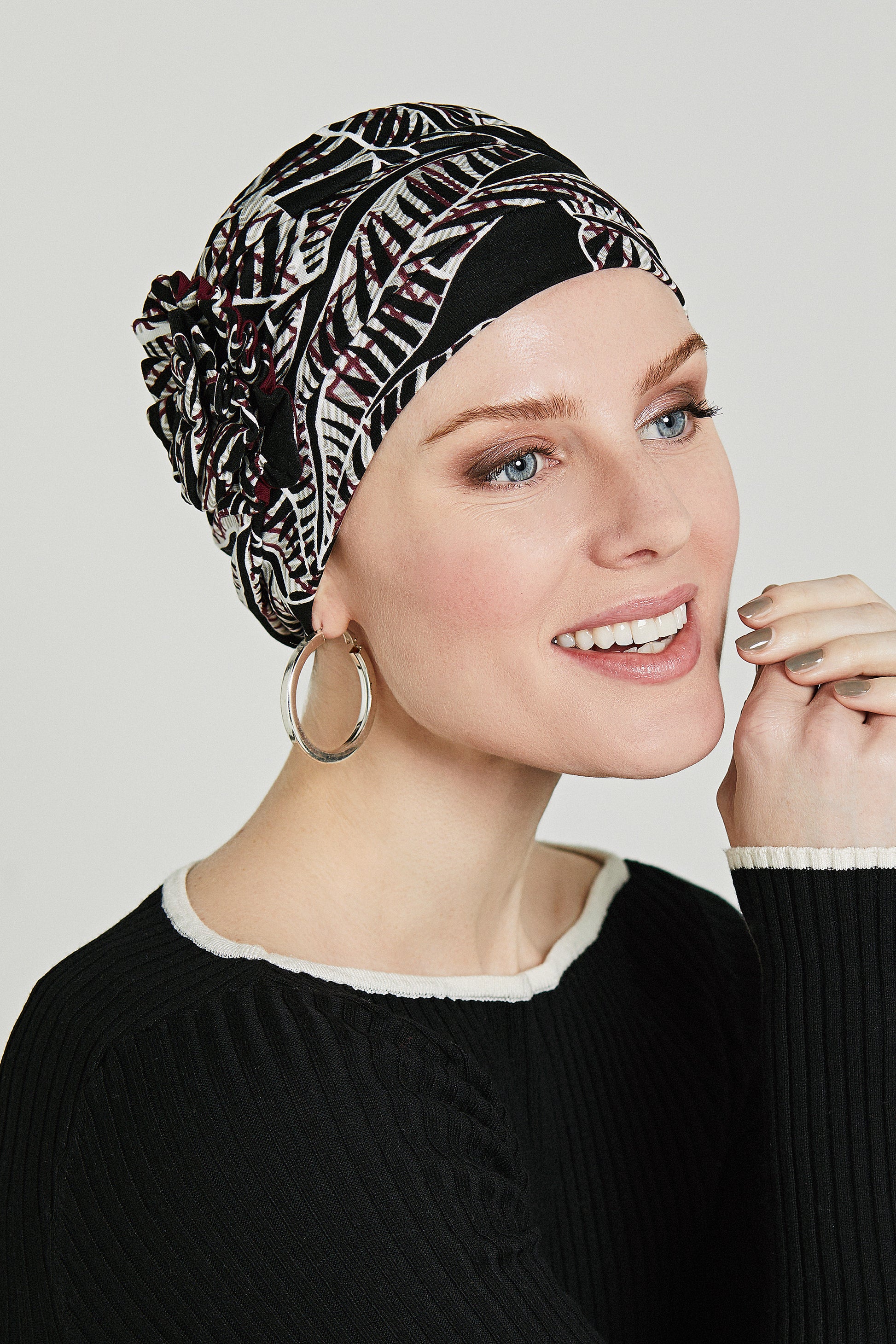Bonnet chimio Cap Anna : look bohème et pétillant, en viscose et élasthanne. Confortable, couvrant et volumineux après chute de cheveux ou pelade.
