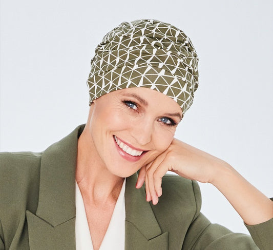 Bonnet chimio femme Bahama Headwear Gisela Mayer, coloré et féminin, facile à enfiler, idéal après perte de cheveux ou en repousse.

