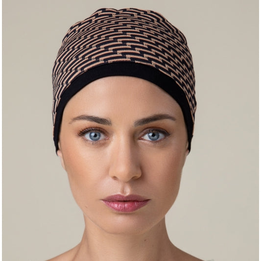 Le bonnet Exelman de NJ Création, élégant et tendance, protège le cuir chevelu après une chimio ou pelade tout en garantissant confort et maintien.