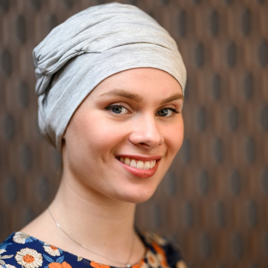Le bonnet chimio en bambou Adèle allie douceur et élégance, parfait pour soulager la perte de cheveux due à pelade ou chimiothérapie.