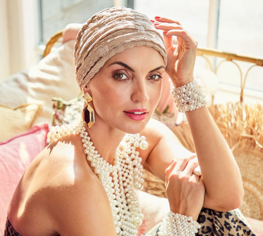Bonnet chimio femme Boho Spirit, plissé et léger, allie confort et style pour alopécie, chic et facile à porter au quotidien.
