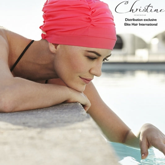 Le bonnet de bain Swim Cap Christine® allie élégance et confort, protégeant le cuir chevelu sensible après chimio ou pelade.