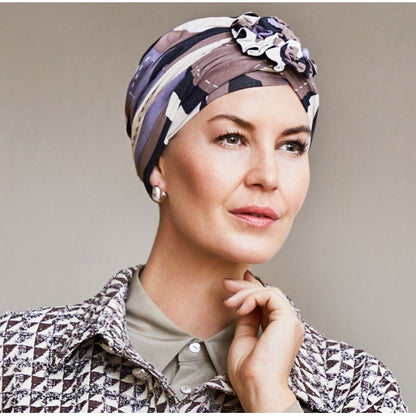 Ce bonnet en fibres de bambou Christine Headwear offre douceur et confort, idéal pour protéger un cuir chevelu sensible et sublimer votre style.