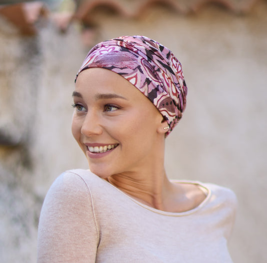 Bonnet chimio élégant et confortable, en matériaux souples, aux couleurs et imprimés raffinés pour sublimer vos tenues.
