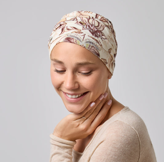 Bonnet chimio doux et élégant en tissus extensibles, avec un subtil mélange de couleurs et d’imprimés pour rehausser vos looks.