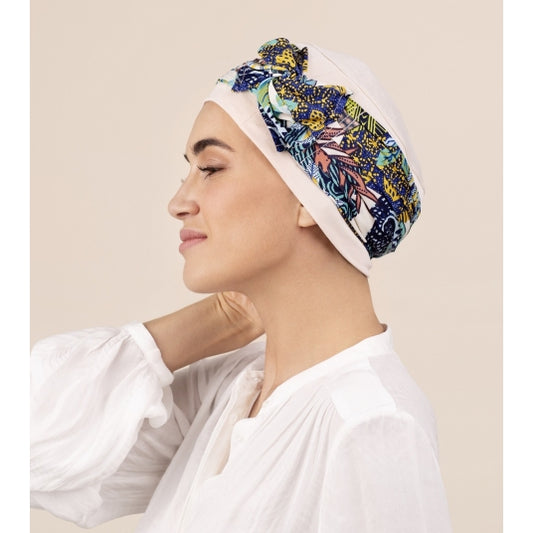 Le bonnet chimio Opera Ethnique de NJ Création, doux et soyeux, protège pelade et cuir chevelu après chimio avec style.