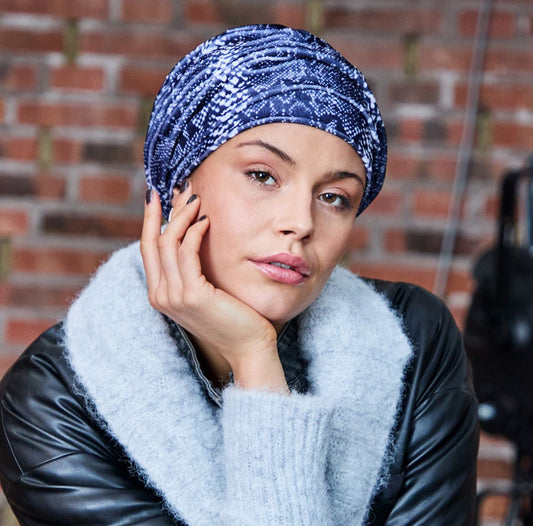Bonnet chimio Viva Twin Set avec bandeau cousu, léger et confortable, parfait pour protéger le cuir chevelu après une alopécie.
