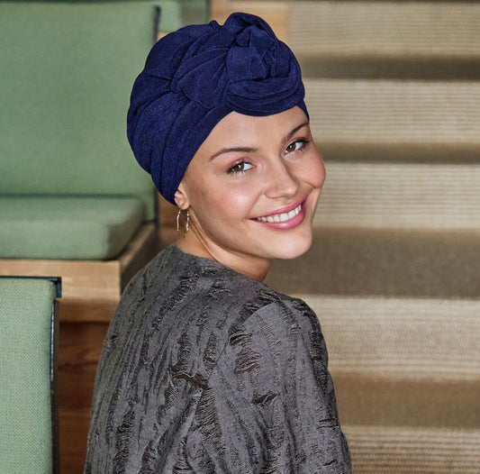 Bonnet chimio Viva avec nœud décoratif, léger et confortable, idéal pour protéger le cuir chevelu après une alopécie au quotidien.
